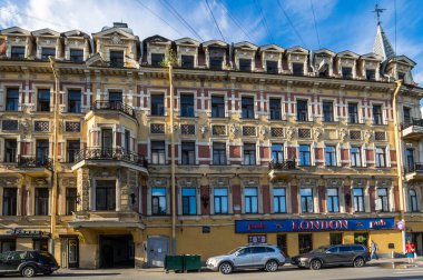 SAINT- PETERSBURG, RUSSIA - 13 Ağustos 2018: Saint-Petersburg, Rusya 'nın tarihi merkezindeki cadde manzarası