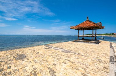 Endonezya 'nın Bali adasındaki Hint Okyanusu kıyısı