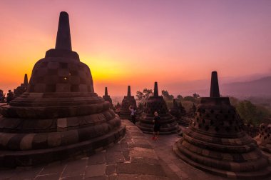 Borobudur, Endonezya 'nın başkenti Cava' da 9. yüzyıl Mahayana Budist tapınağıdır. Burası dünyanın en büyük Budist tapınağı..