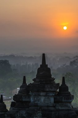 Borobudur, Endonezya 'nın başkenti Cava' da 9. yüzyıl Mahayana Budist tapınağıdır. Burası dünyanın en büyük Budist tapınağı..
