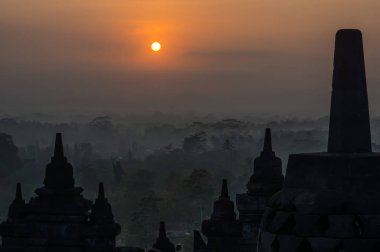 Borobudur, Endonezya 'nın başkenti Cava' da 9. yüzyıl Mahayana Budist tapınağıdır. Burası dünyanın en büyük Budist tapınağı..