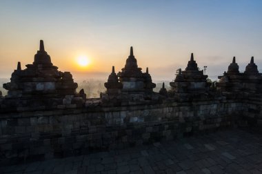Borobudur, Endonezya 'nın başkenti Cava' da 9. yüzyıl Mahayana Budist tapınağıdır. Burası dünyanın en büyük Budist tapınağı..
