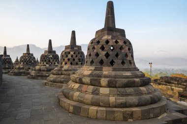 Borobudur, Endonezya 'nın başkenti Cava' da 9. yüzyıl Mahayana Budist tapınağıdır. Burası dünyanın en büyük Budist tapınağı..