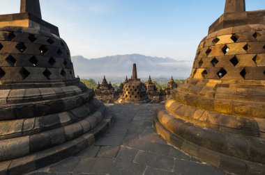 Borobudur, Endonezya 'nın başkenti Cava' da 9. yüzyıl Mahayana Budist tapınağıdır. Burası dünyanın en büyük Budist tapınağı..