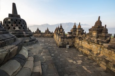 Borobudur, Endonezya 'nın başkenti Cava' da 9. yüzyıl Mahayana Budist tapınağıdır. Burası dünyanın en büyük Budist tapınağı..