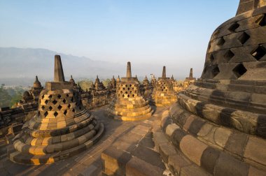 Borobudur, Endonezya 'nın başkenti Cava' da 9. yüzyıl Mahayana Budist tapınağıdır. Burası dünyanın en büyük Budist tapınağı..