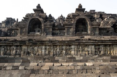 Borobudur, Endonezya 'nın başkenti Cava' da 9. yüzyıl Mahayana Budist tapınağıdır. Burası dünyanın en büyük Budist tapınağı..