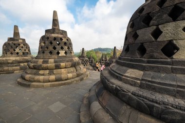 JAVA, INDONEZYA - 09 Eylül 2018: Borobudur, Endonezya 'nın orta kesimindeki Mahayana Budist tapınağıdır. Anıt, Endonezya 'nın en çok ziyaret edilen turizm merkezi.