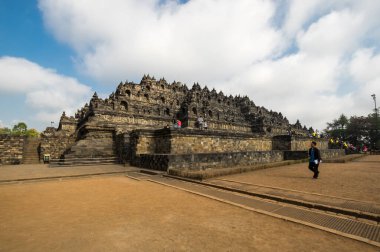 JAVA, INDONEZYA - 09 Eylül 2018: Borobudur, Endonezya 'nın orta kesimindeki Mahayana Budist tapınağıdır. Anıt, Endonezya 'nın en çok ziyaret edilen turizm merkezi.