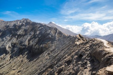 Bromo Dağı, Endonezya 'nın doğusunda yer alan Bromo Tengger Semeru Ulusal Parkı' nda aktif bir volkandır.