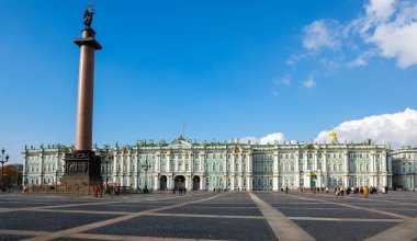 Rusya 'nın Saint-Petersburg kentindeki Kış Sarayı, Rus hükümdarlarının resmi ikametgahıydı. Bugün restore edilen saray, Hermitage Müzesi 'nin bulunduğu bir binanın bir kısmını oluşturuyor.