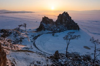 Rusya 'nın Sibirya eyaleti Baykal Gölü' ndeki Olkhon Adası 'ndaki Burhan Burnu (Şaman Kayası)
