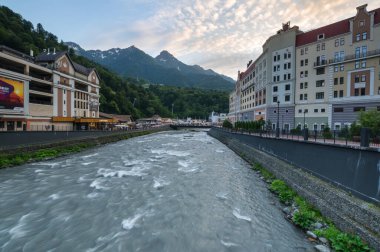 SOCHI, RUSSIA - 23 Haziran 2017: Rosa Khutor dağ kayak merkezi, Sochi, Krasnaya Polyana, Rusya