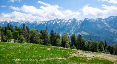 Kızıl Orman, Krasnodar Krai, Rusya 'daki Kafkas dağlarının manzarası