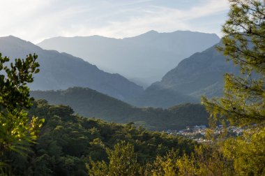 Türkiye 'nin Akdeniz kıyısındaki Kemer, Antalya ilinin sahil tatil beldesi ve ilçesindeki dağların veiw' i