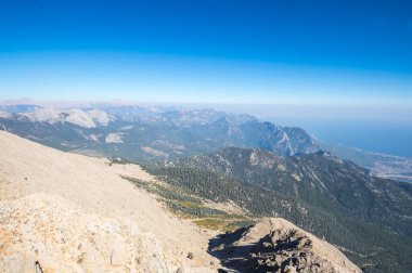 Türkiye 'nin Antalya ilindeki Türk Rivierası' nda yer alan ve Kemer yakınlarındaki bir dağ olan Lycian Olympus olarak da bilinen Tahtali 'nin zirvesinden panoramik manzara