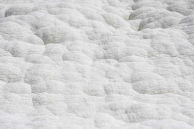 Türkiye 'nin güneybatısındaki Denizli kentindeki kalsiyum zengini maden suyundan oluşan Pamukkale geçitleri