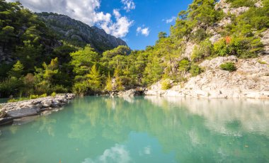 Türkiye 'nin Antalya ilinin Kemer ilçesi Beydaglari Ulusal Parkı' nda yer alan Goynuk kanyonundaki turkuaz göl manzarası