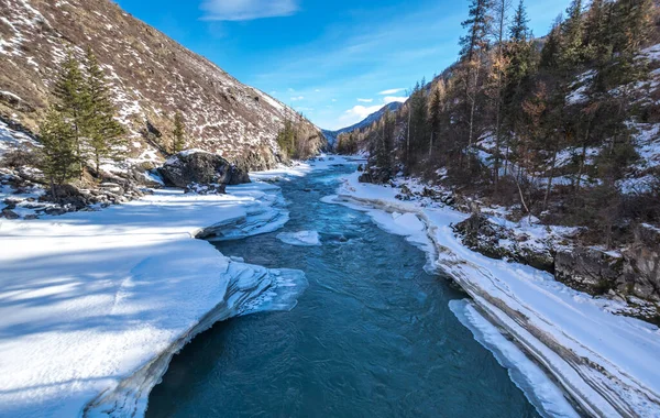 겨울에 시베리아 알타이 지대에서 흐르는 — 스톡 사진