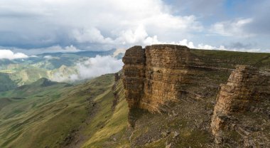 Rusya 'nın Karachay-Çerkesya Cumhuriyeti' ndeki Bermamyt Platosu 'nun panoramik manzarası