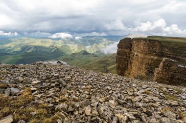 Rusya 'nın Karachay-Çerkesya Cumhuriyeti' ndeki Bermamyt Platosu 'nun panoramik manzarası