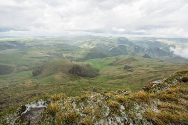 Rusya 'nın Karachay-Çerkesya Cumhuriyeti' ndeki Bermamyt Platosu 'nun panoramik manzarası