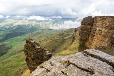 Rusya 'nın Karachay-Çerkesya Cumhuriyeti' ndeki Bermamyt Platosu 'nun panoramik manzarası