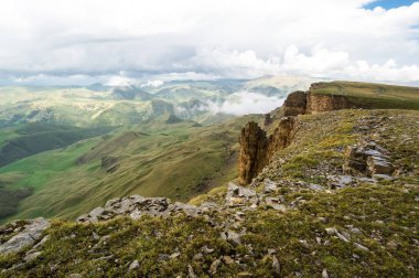 Rusya 'nın Karachay-Çerkesya Cumhuriyeti' ndeki Bermamyt Platosu 'nun panoramik manzarası