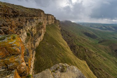 Rusya 'nın Karachay-Çerkesya Cumhuriyeti' ndeki Bermamyt Platosu 'nun panoramik manzarası