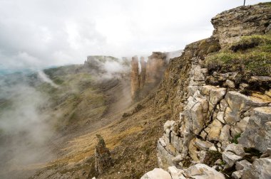 Rusya 'nın Karachay-Çerkesya Cumhuriyeti' ndeki Bermamyt Platosu 'nun panoramik manzarası