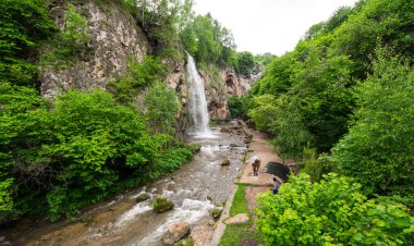 Rusya 'nın Karachay-Çerkesya Cumhuriyeti' ndeki Kafkasya dağlarında bal şelaleleri
