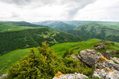 Rusya 'nın Karachay-Çerkesya Cumhuriyeti' ndeki Bermamyt Platosu 'nun panoramik manzarası