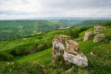 Rusya 'nın Karachay-Çerkesya Cumhuriyeti' ndeki Bermamyt Platosu 'nun panoramik manzarası