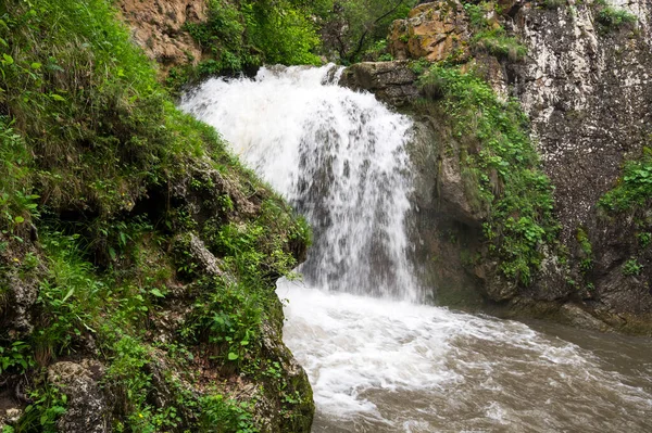 Rusya Nın Karachay Çerkesya Cumhuriyeti Ndeki Kafkasya Dağlarındaki Şelale Manzarası — Stok fotoğraf