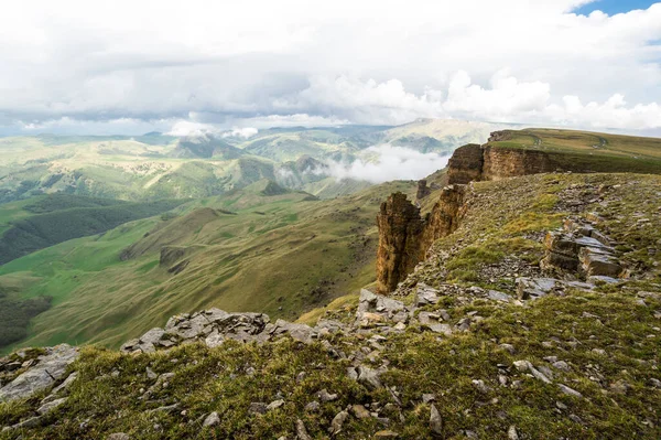 ロシア カラチャイ チェルケシア共和国のベルマミット高原のパノラマビュー ストック写真