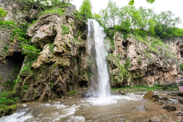 ロシアのカラチャイ チェルケシア共和国のコーカサス山脈の蜂蜜の滝 ストックフォト