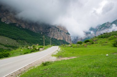 Kabardino-Balkaria, Rusya 'daki Kafkasya dağlarındaki Cherek Geçidi manzarası