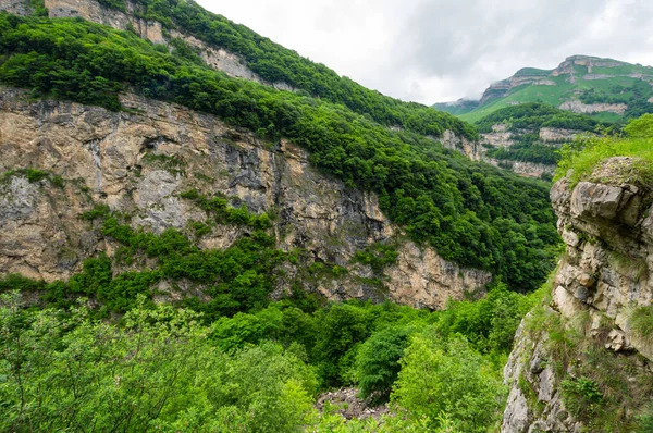 ロシア カバルディノ バルカリアのコーカサス山脈のチェレク峡谷の眺め — ストック写真