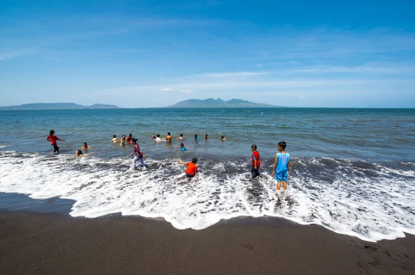 Banyuwangi Indonesia September 2018 Kinderen Zwemmen Indische Oceaan Banyuwangi Java — Stockfoto