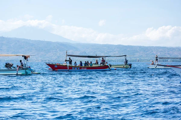 Bali Indonesia Settembre 2018 Turisti Cerca Delfini Dalle Barche Sulla — Foto Stock