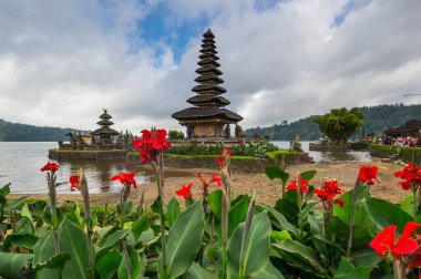 Tapınak kompleksi Pura Ulun Danu Beratan, veya Pura Bratan, Endonezya 'nın Bali kentindeki büyük bir Hindu Şii Şiva tapınağı.