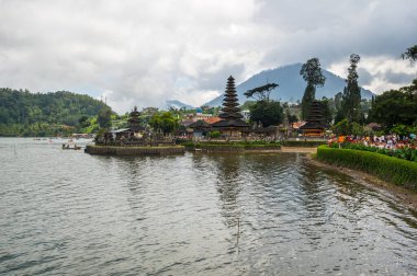 Tapınak kompleksi Pura Ulun Danu Beratan, veya Pura Bratan, Endonezya 'nın Bali kentindeki büyük bir Hindu Şii Şiva tapınağı.