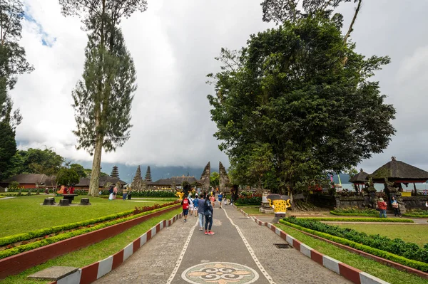 バリ島 インドネシア 9月2018 寺院複合体Pura Ulun Danu Beratan またはPura Bratan バリの主要なヒンズー教Shaiviteシヴァ寺院 — ストック写真