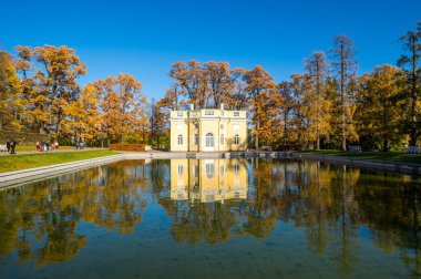 Rusya, Saint Petersburg yakınlarındaki Tsarskoe Selo 'daki Catherine parkındaki Bathhouse pavyonu.