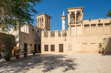 Al Fahidi 'nin tarihi bölgesinde geleneksel Arap caddesi, Al Bastakiya. Dubai, Birleşik Arap Emirlikleri