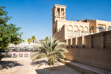 Al Fahidi 'nin tarihi bölgesinde geleneksel Arap caddesi, Al Bastakiya. Dubai, Birleşik Arap Emirlikleri