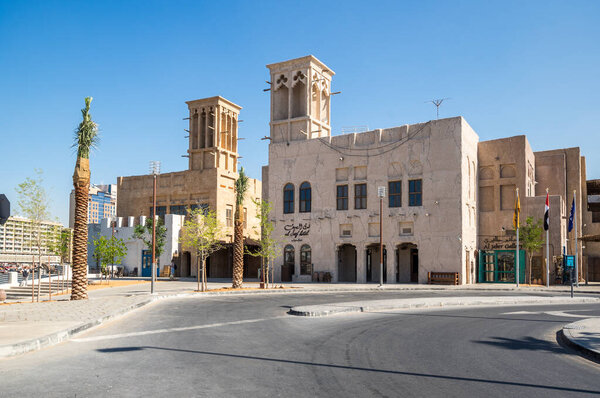 АРАБСКИЕ ЭМИРАТЫ - 04 ДЕКАБРЯ 2018 года: Традиционная улица Арабик в историческом районе Аль-Фахиди, Аль-Факия. Дубай, Объединенные Арабские Эмираты