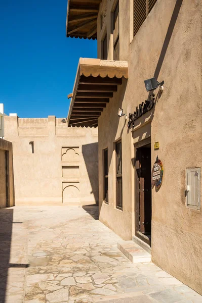 DUBAI, BİRLİK ARAB EMIRATES - 04 Aralık 2018: Tarihi Al Fahidi ilçesinde geleneksel Arap caddesi, Al Bastakiya. Dubai, Birleşik Arap Emirlikleri