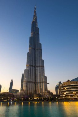 DUBAI, BİRLİK ARAB EMIRATES - 04 Aralık 2018: Dubai 'deki Burj Halife ve Dubai Alışveriş Merkezi, Birleşik Arap Emirlikleri