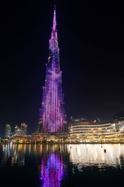 DUBAI, BİRLİK ARAB EMIRATES - 04 Aralık 2018: Dubai 'deki Burj Halife ve Dubai Alışveriş Merkezi, Birleşik Arap Emirlikleri